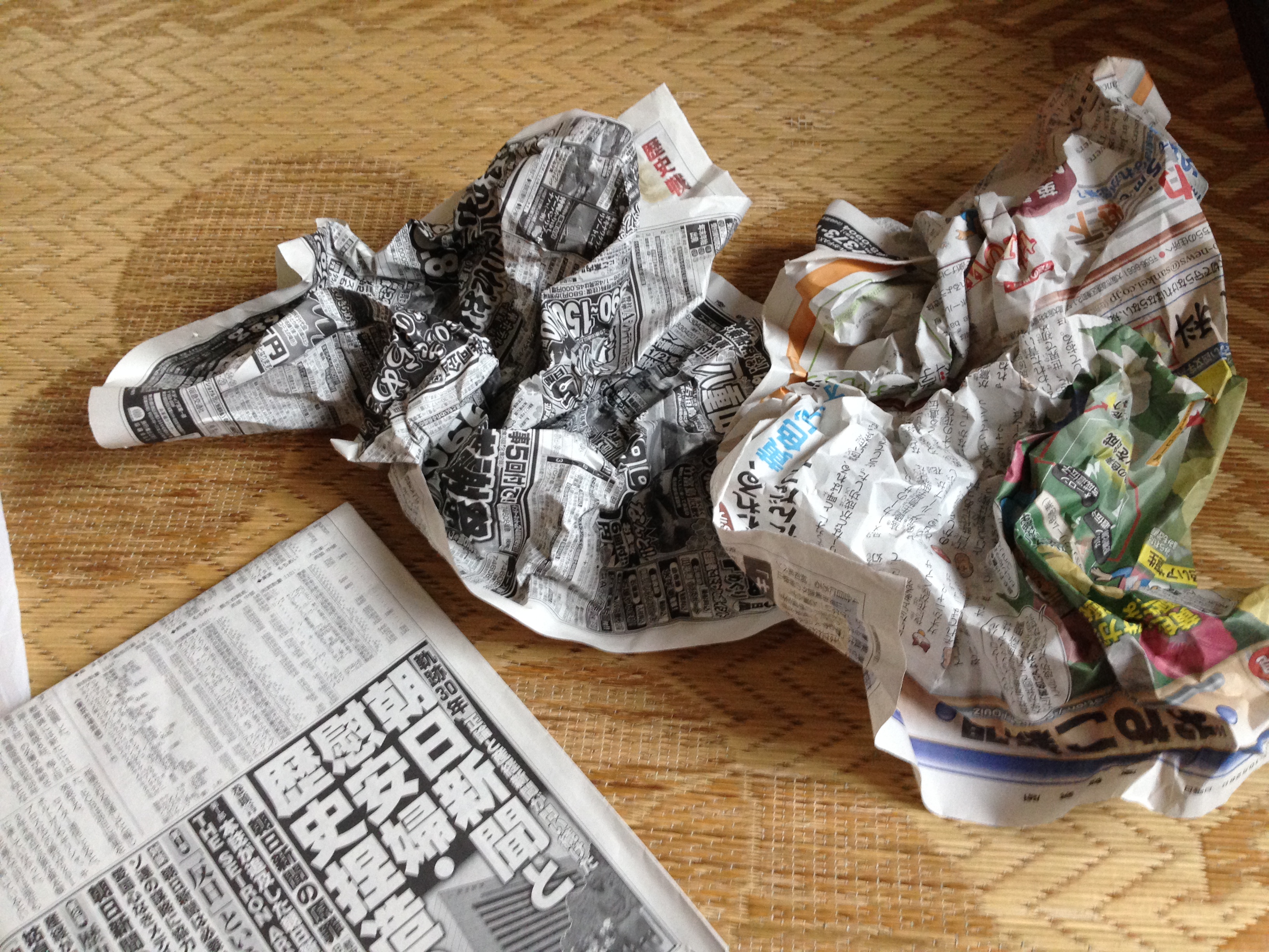 新聞紙を丸める